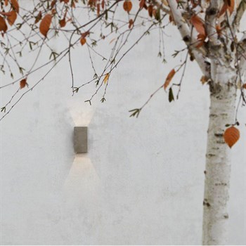 Astro Oslo udendørs beton up/down væglampe ved træ